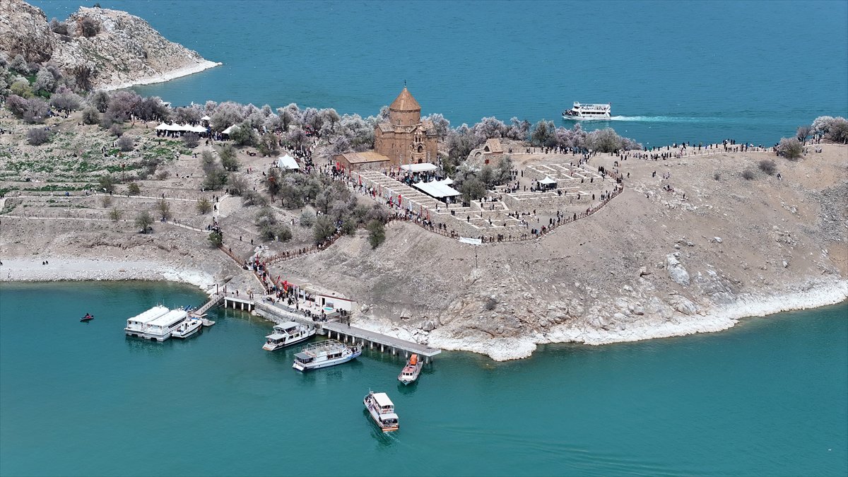 Akdamar Adası, Badem Çiçekleri Festivaliyle renkli görüntülere sahne oldu