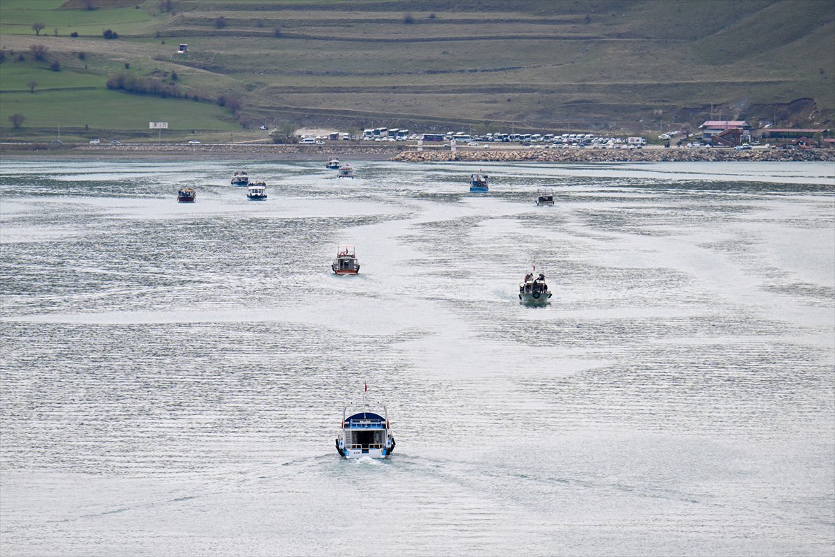 Akdamar Adası, Badem Çiçekleri Festivaliyle renkli görüntülere sahne oldu