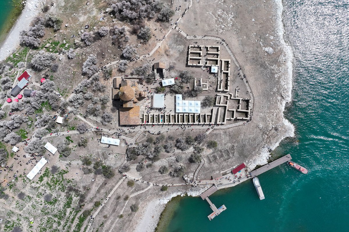 Akdamar Adası, Badem Çiçekleri Festivaliyle renkli görüntülere sahne oldu