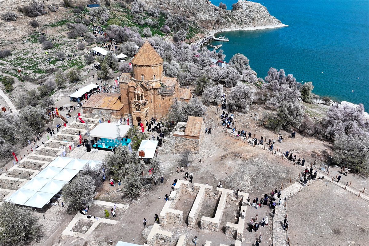 Akdamar Adası, Badem Çiçekleri Festivaliyle renkli görüntülere sahne oldu