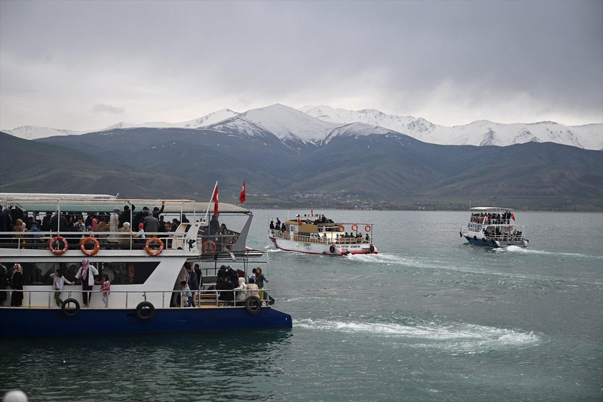 Akdamar Adası, Badem Çiçekleri Festivaliyle renkli görüntülere sahne oldu