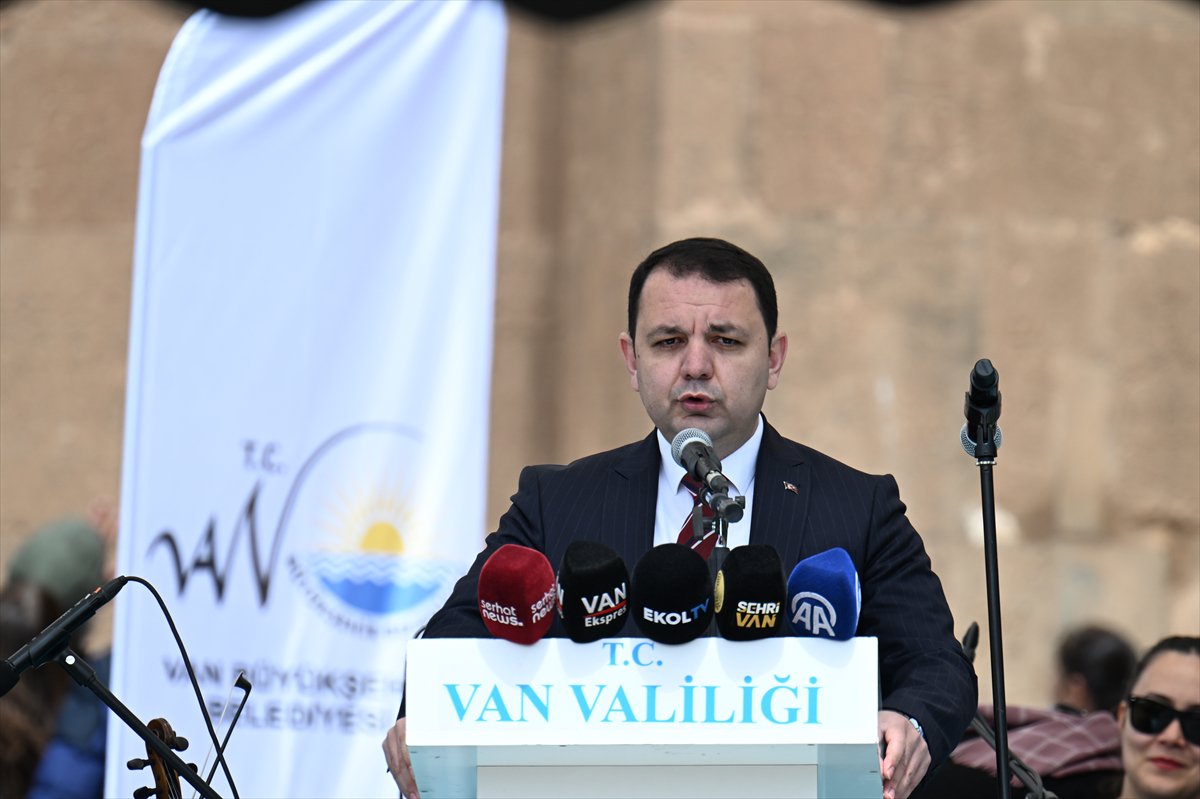 Akdamar Adası, Badem Çiçekleri Festivaliyle renkli görüntülere sahne oldu