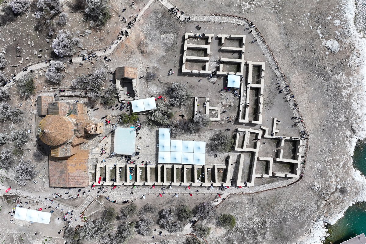 Akdamar Adası, Badem Çiçekleri Festivaliyle renkli görüntülere sahne oldu