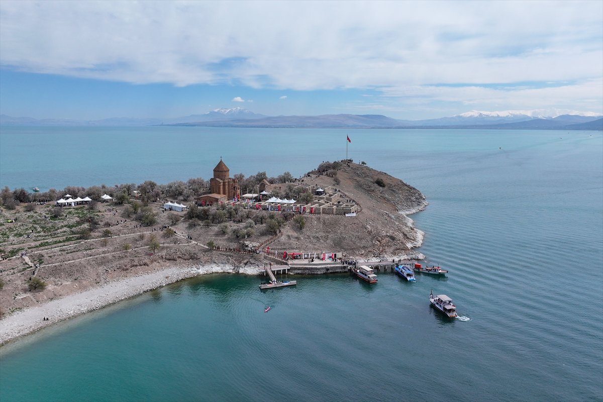 Akdamar Adası, Badem Çiçekleri Festivaliyle renkli görüntülere sahne oldu