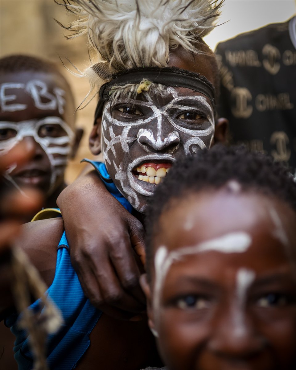 Sengalli çocukların 'simb' gösterisi