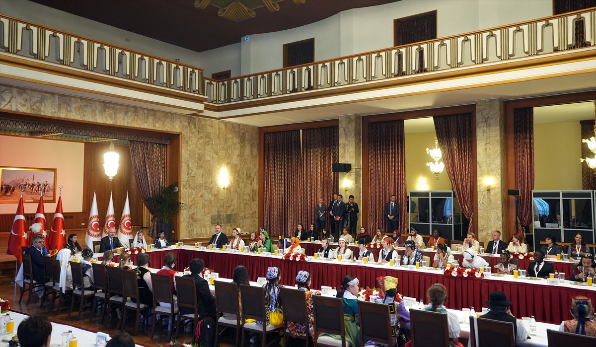 TBMM Başkanı Numan Kurtulmuş, 30 ülkeden gelen çocukları ağırladı