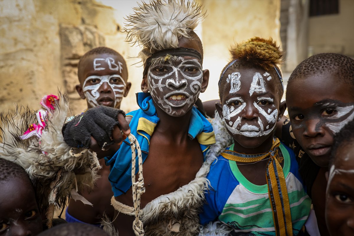 Sengalli çocukların 'simb' gösterisi