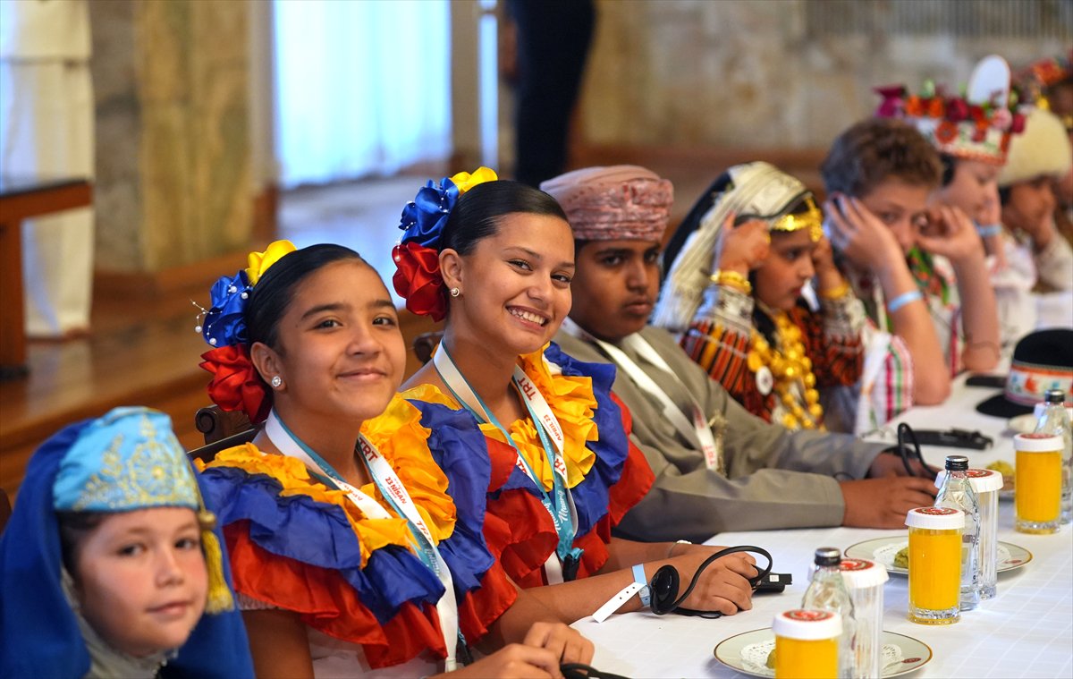 TBMM Başkanı Numan Kurtulmuş, 30 ülkeden gelen çocukları ağırladı