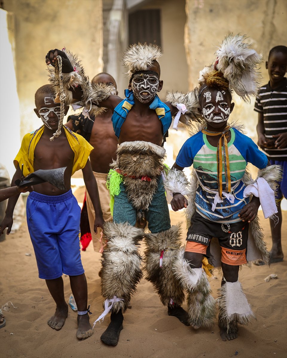 Sengalli çocukların 'simb' gösterisi