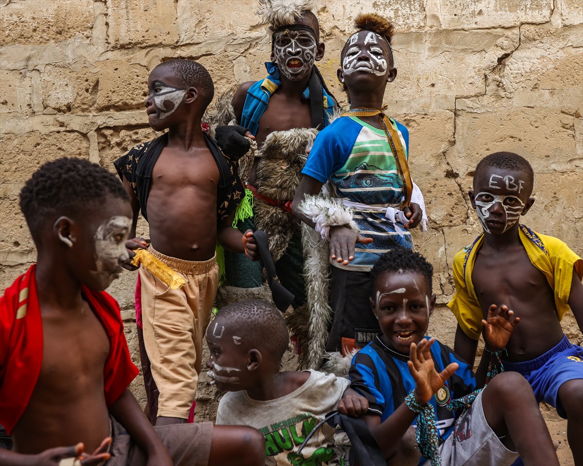 Sengalli çocukların 'simb' gösterisi