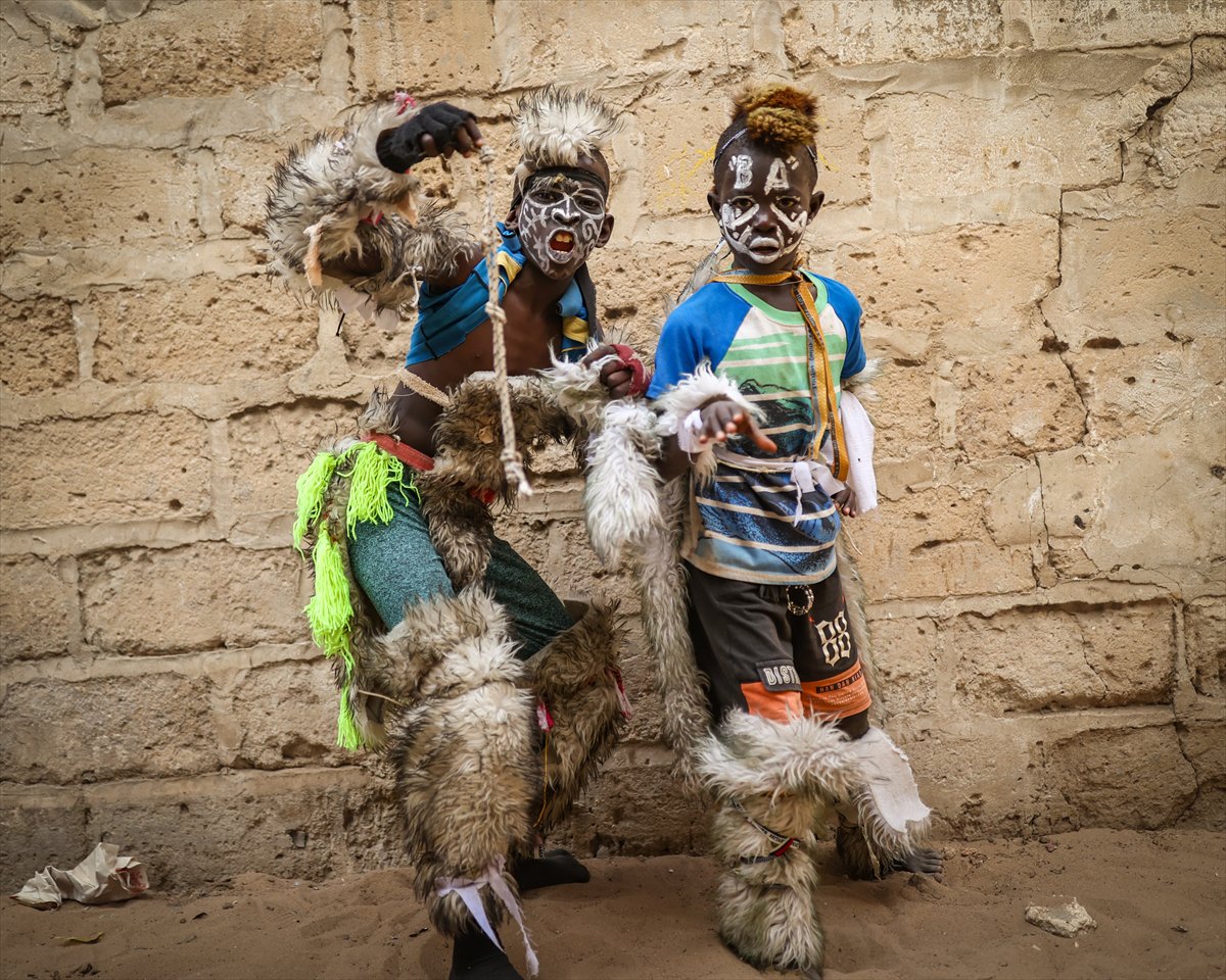 Sengalli çocukların 'simb' gösterisi