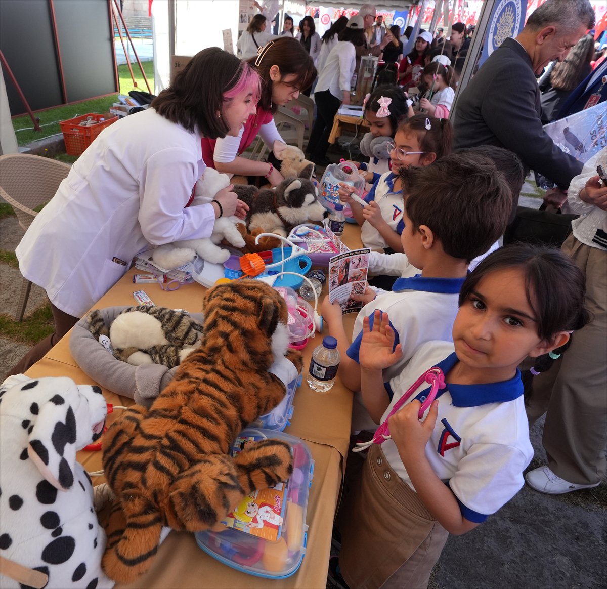 23 Nisan coşkusu başladı, çocuklar TBMM'de bilim ve sanatla buluştu