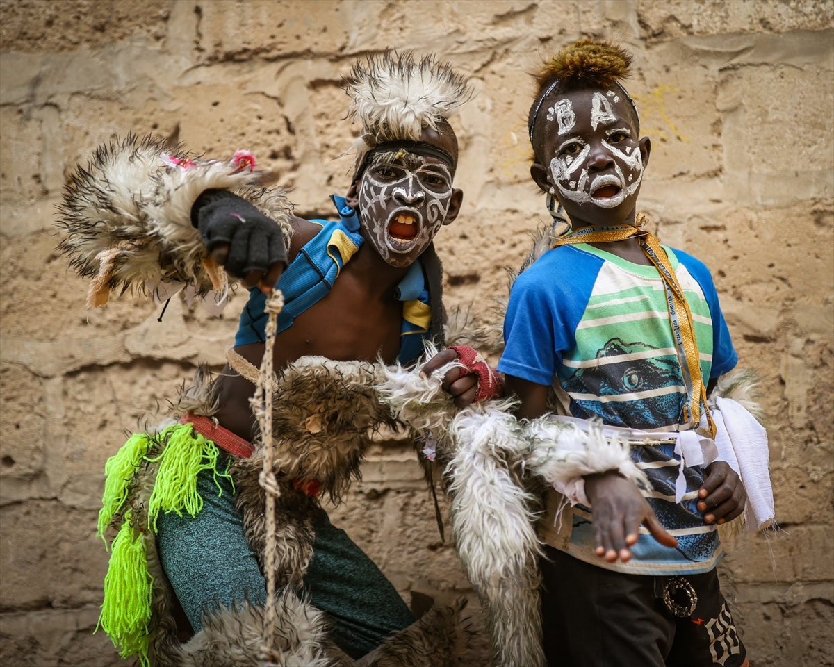 Sengalli çocukların 'simb' gösterisi
