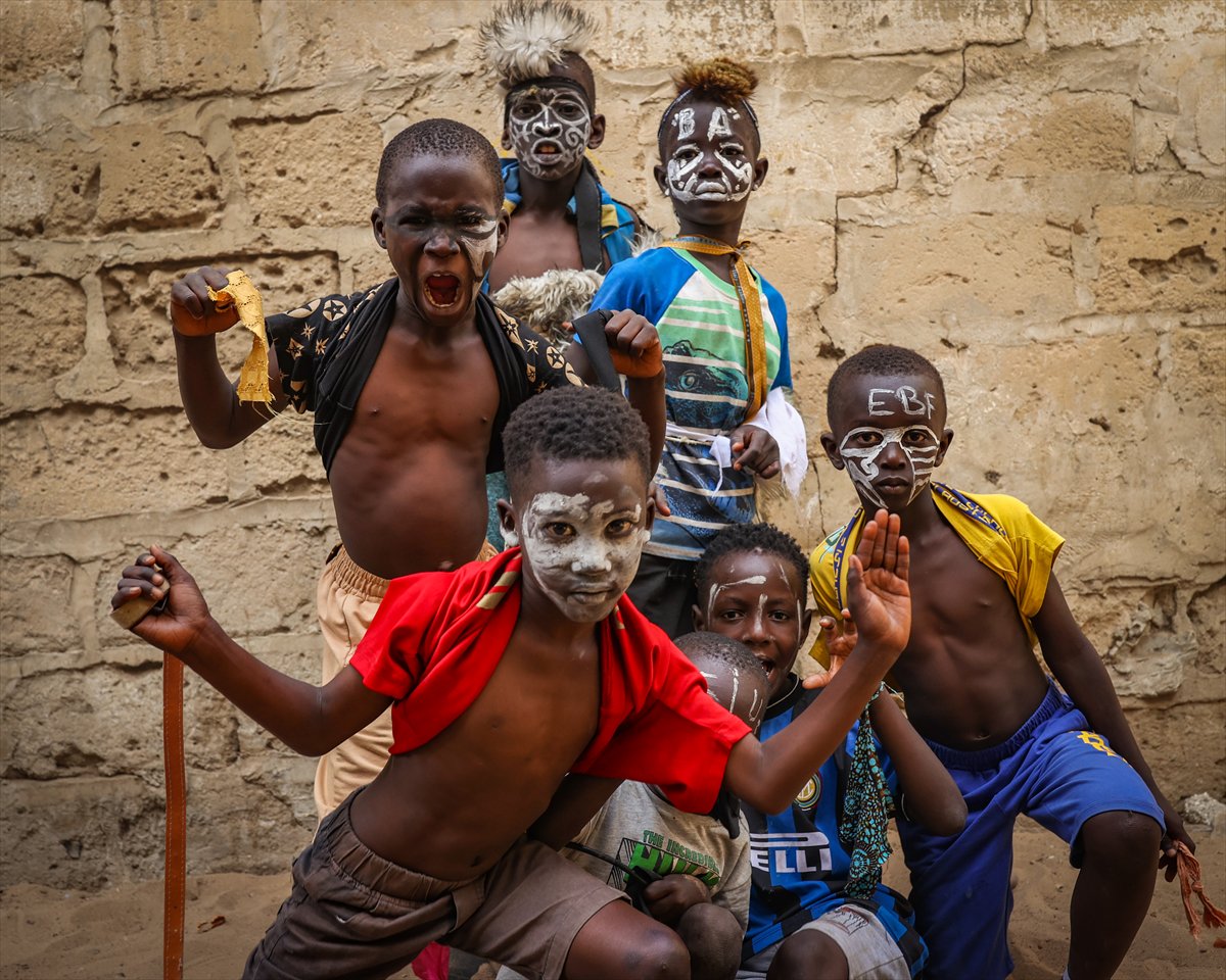 Sengalli çocukların 'simb' gösterisi
