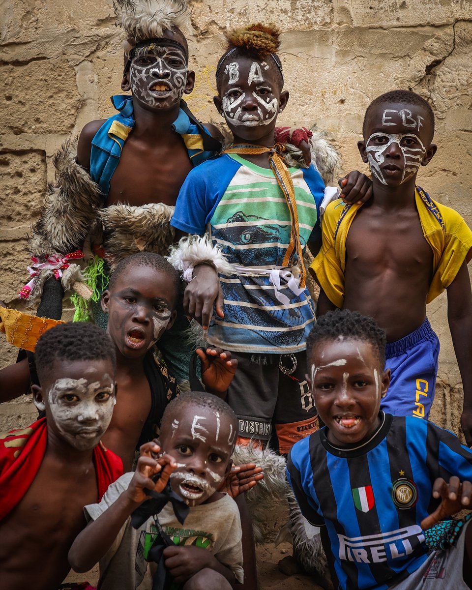 Sengalli çocukların 'simb' gösterisi