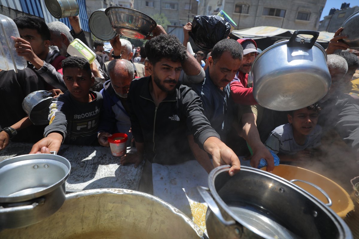 İsrail saldırıları altındaki Gazze'de, Filistinlilere sıcak yemek dağıtıldı