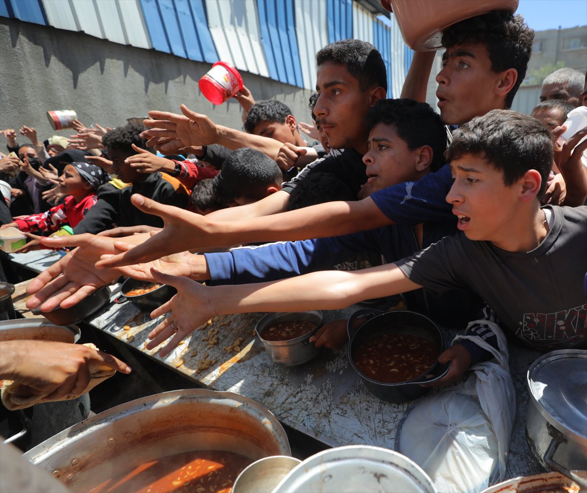 İsrail saldırıları altındaki Gazze'de, Filistinlilere sıcak yemek dağıtıldı