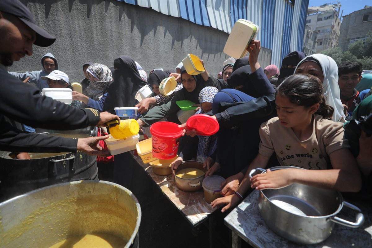 İsrail saldırıları altındaki Gazze'de, Filistinlilere sıcak yemek dağıtıldı