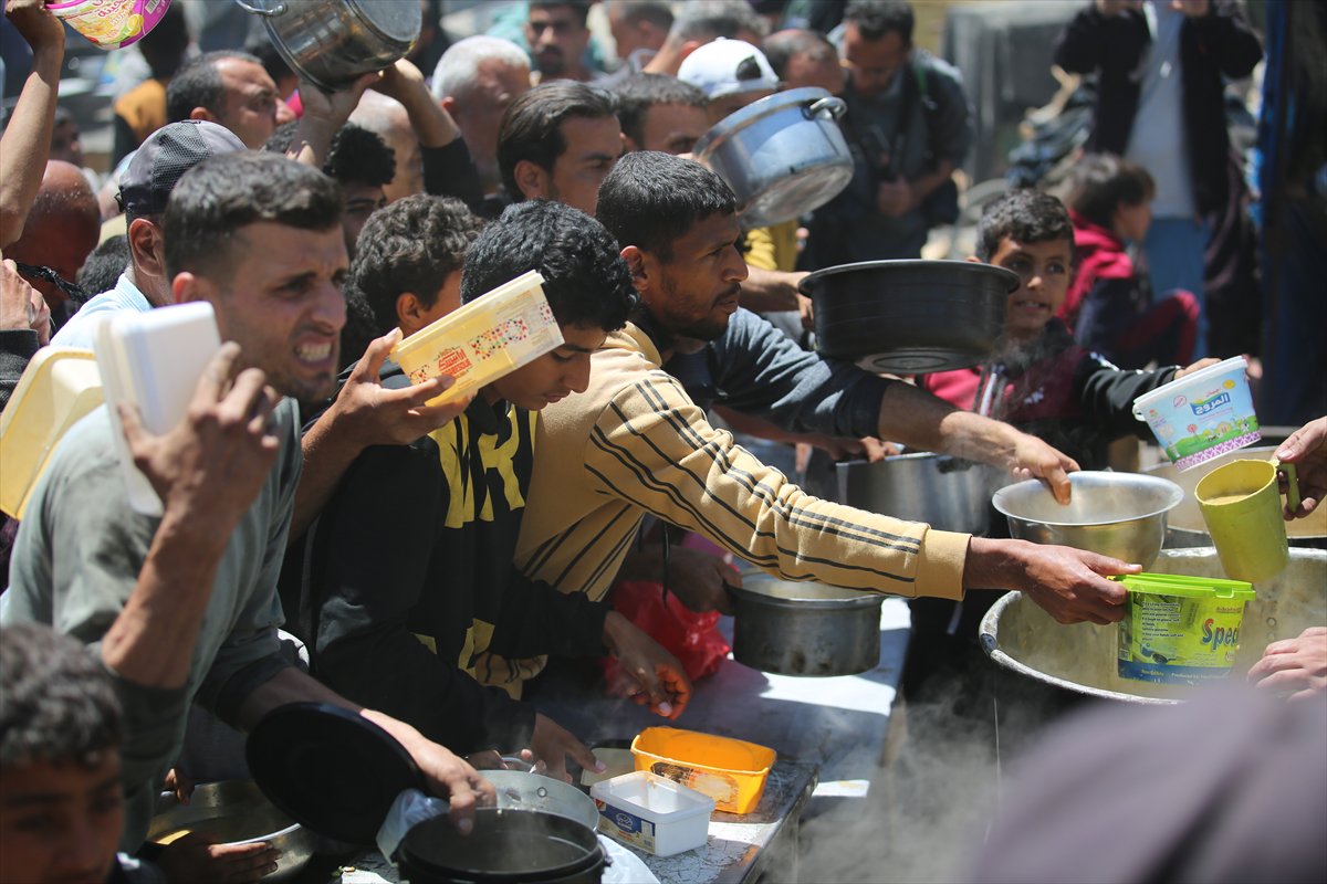 İsrail saldırıları altındaki Gazze'de, Filistinlilere sıcak yemek dağıtıldı