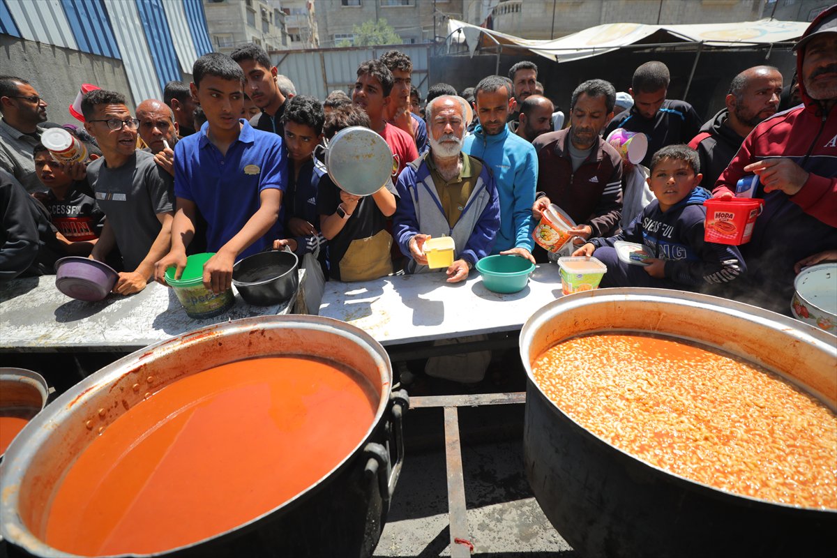 İsrail saldırıları altındaki Gazze'de, Filistinlilere sıcak yemek dağıtıldı