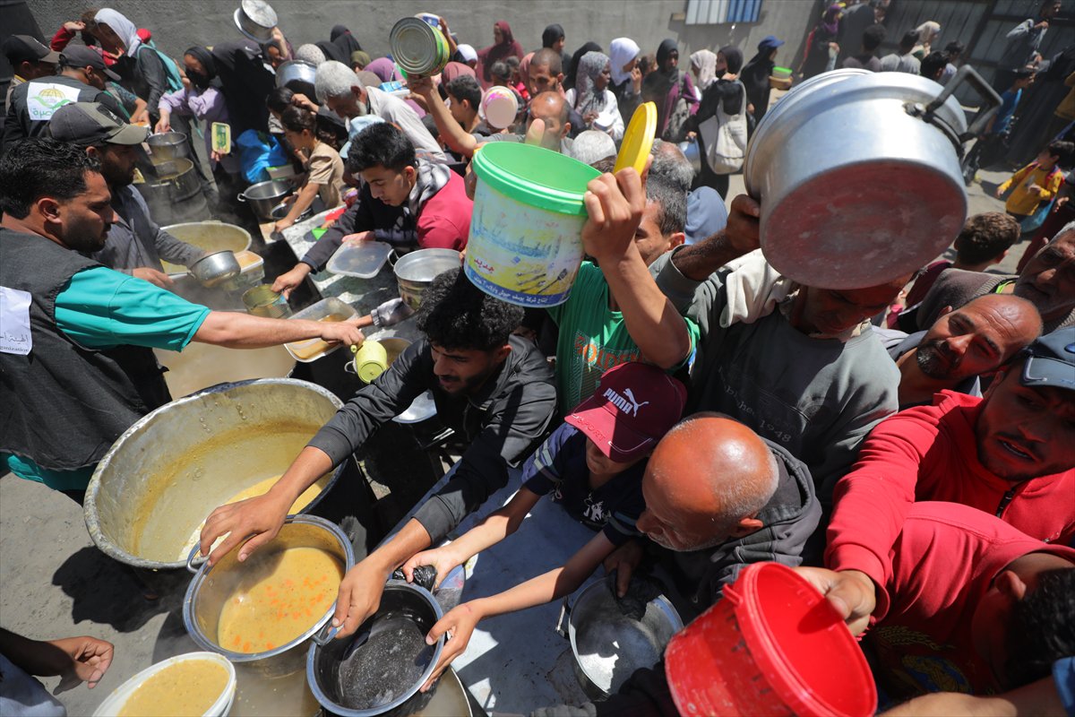 İsrail saldırıları altındaki Gazze'de, Filistinlilere sıcak yemek dağıtıldı