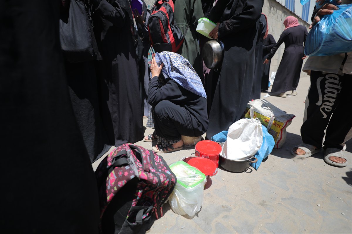 İsrail saldırıları altındaki Gazze'de, Filistinlilere sıcak yemek dağıtıldı