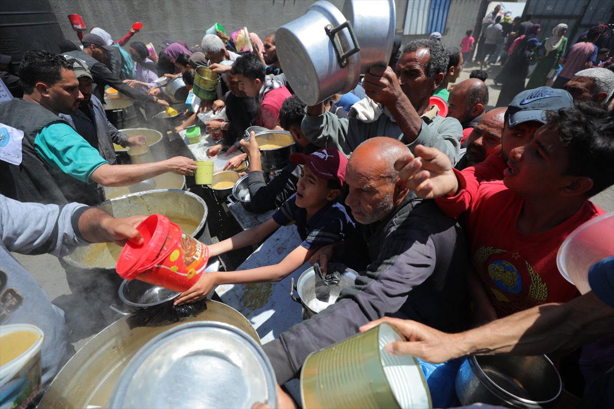 İsrail saldırıları altındaki Gazze'de, Filistinlilere sıcak yemek dağıtıldı
