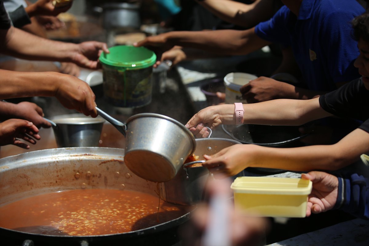 İsrail saldırıları altındaki Gazze'de, Filistinlilere sıcak yemek dağıtıldı