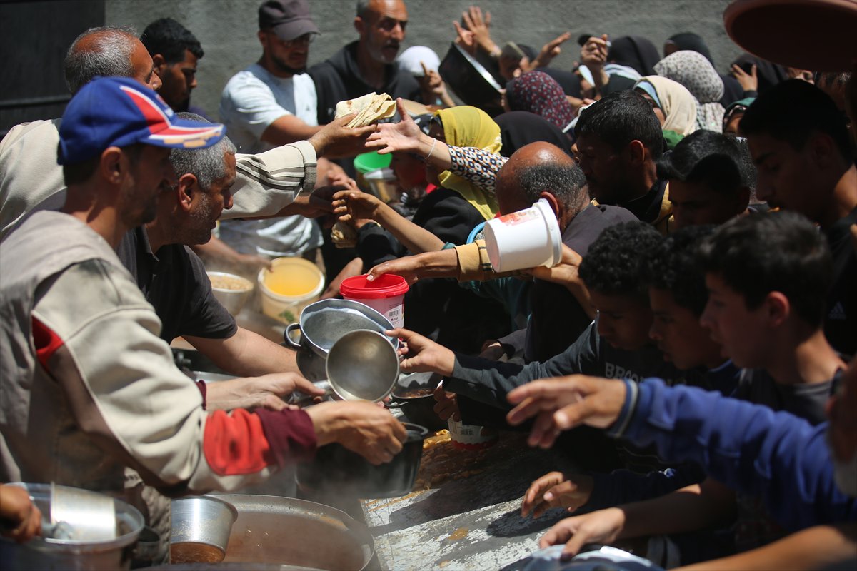 İsrail saldırıları altındaki Gazze'de, Filistinlilere sıcak yemek dağıtıldı