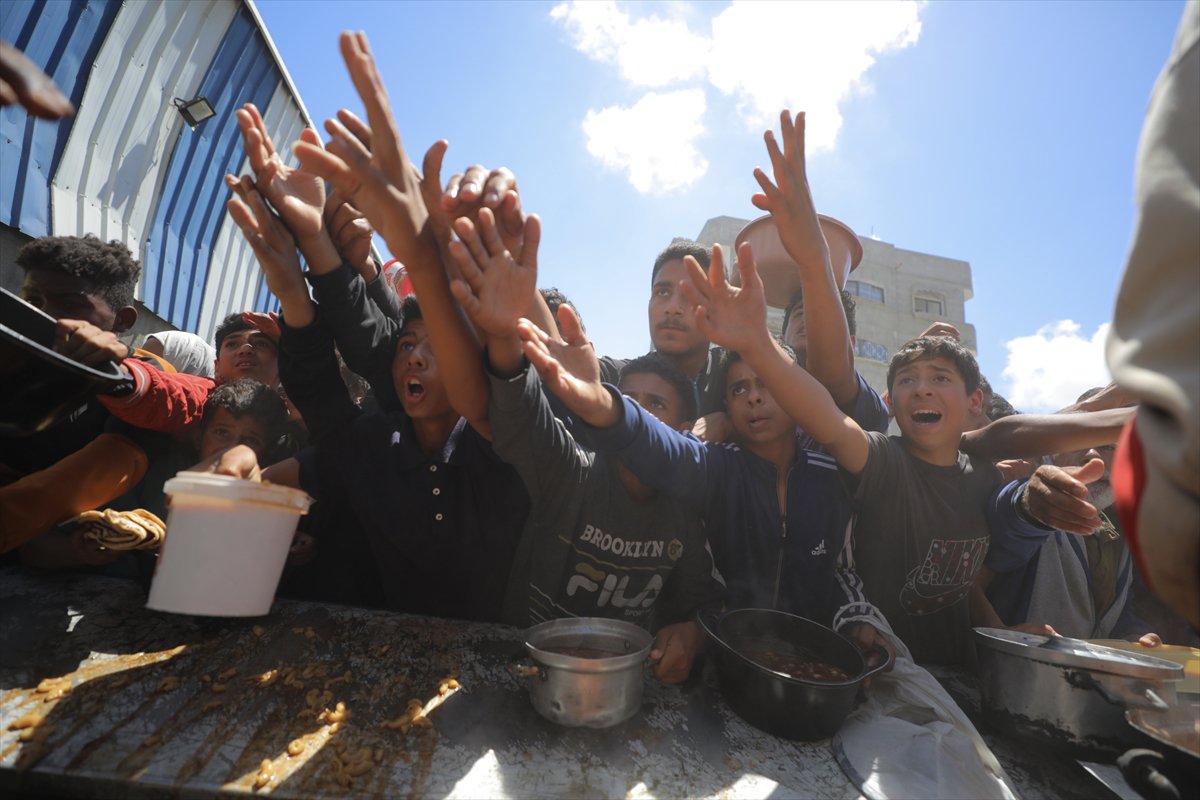 İsrail saldırıları altındaki Gazze'de, Filistinlilere sıcak yemek dağıtıldı