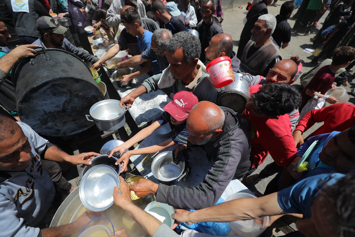 İsrail saldırıları altındaki Gazze'de, Filistinlilere sıcak yemek dağıtıldı
