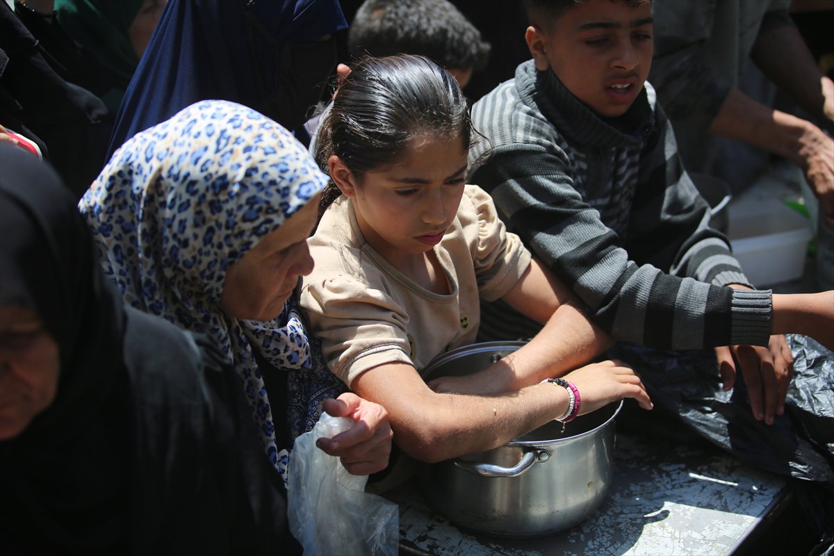 İsrail saldırıları altındaki Gazze'de, Filistinlilere sıcak yemek dağıtıldı