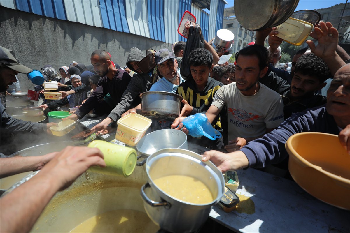 İsrail saldırıları altındaki Gazze'de, Filistinlilere sıcak yemek dağıtıldı