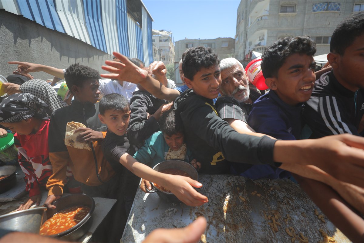 İsrail saldırıları altındaki Gazze'de, Filistinlilere sıcak yemek dağıtıldı