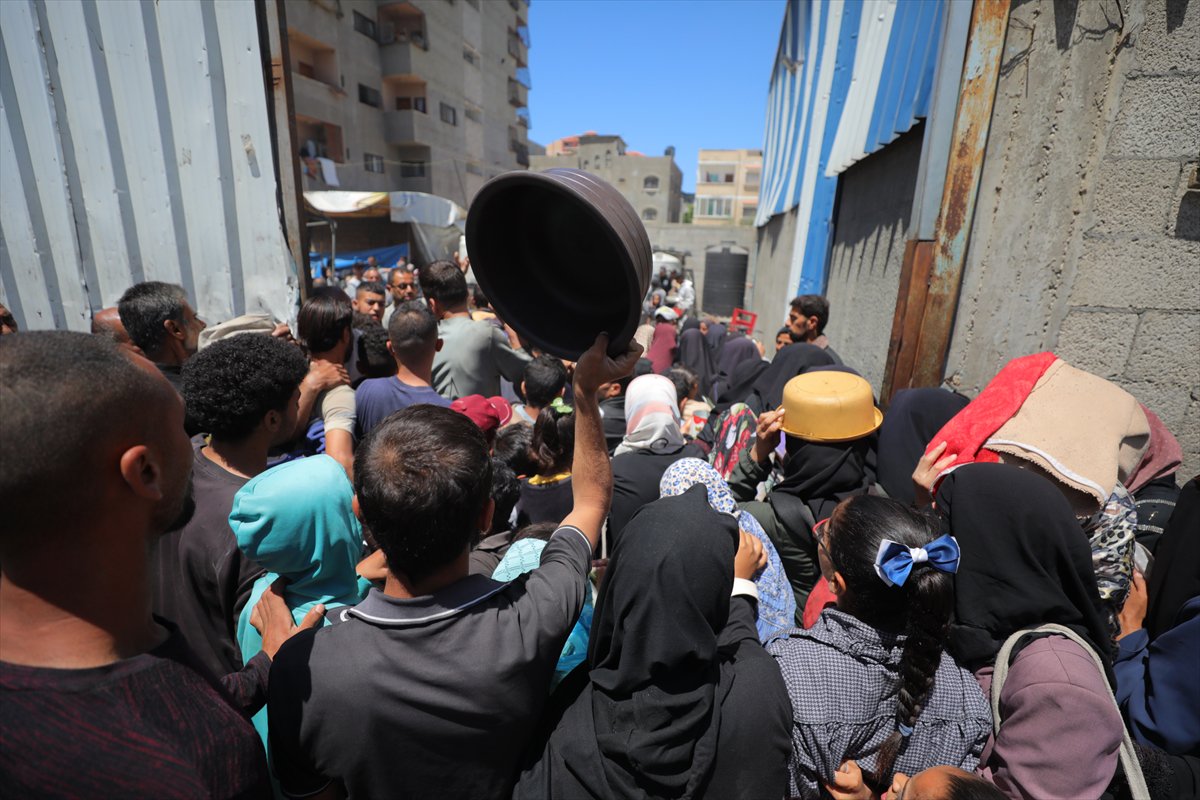 İsrail saldırıları altındaki Gazze'de, Filistinlilere sıcak yemek dağıtıldı