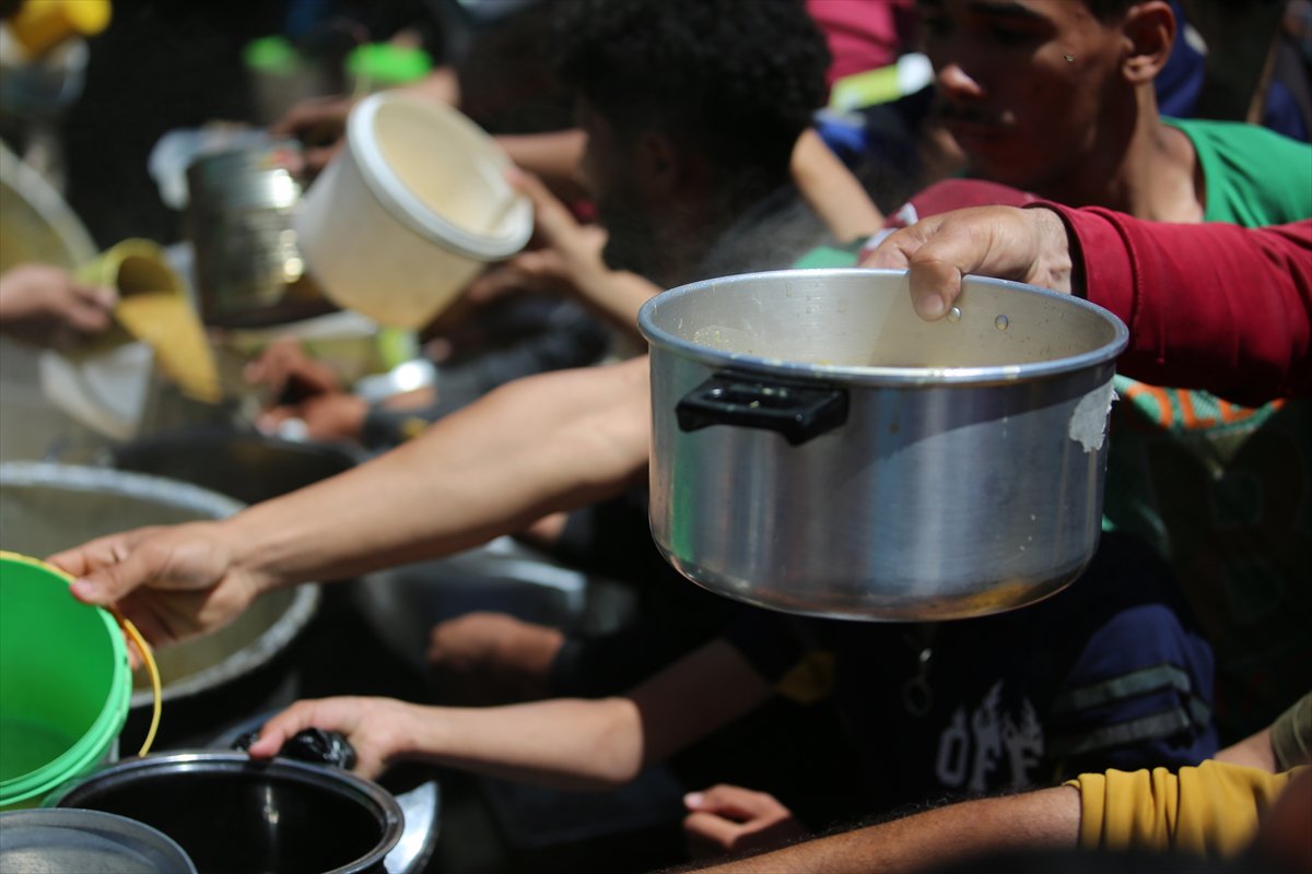 İsrail saldırıları altındaki Gazze'de, Filistinlilere sıcak yemek dağıtıldı