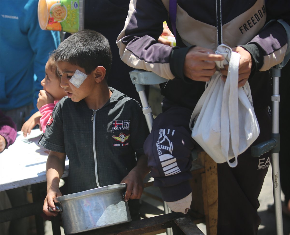 İsrail saldırıları altındaki Gazze'de, Filistinlilere sıcak yemek dağıtıldı
