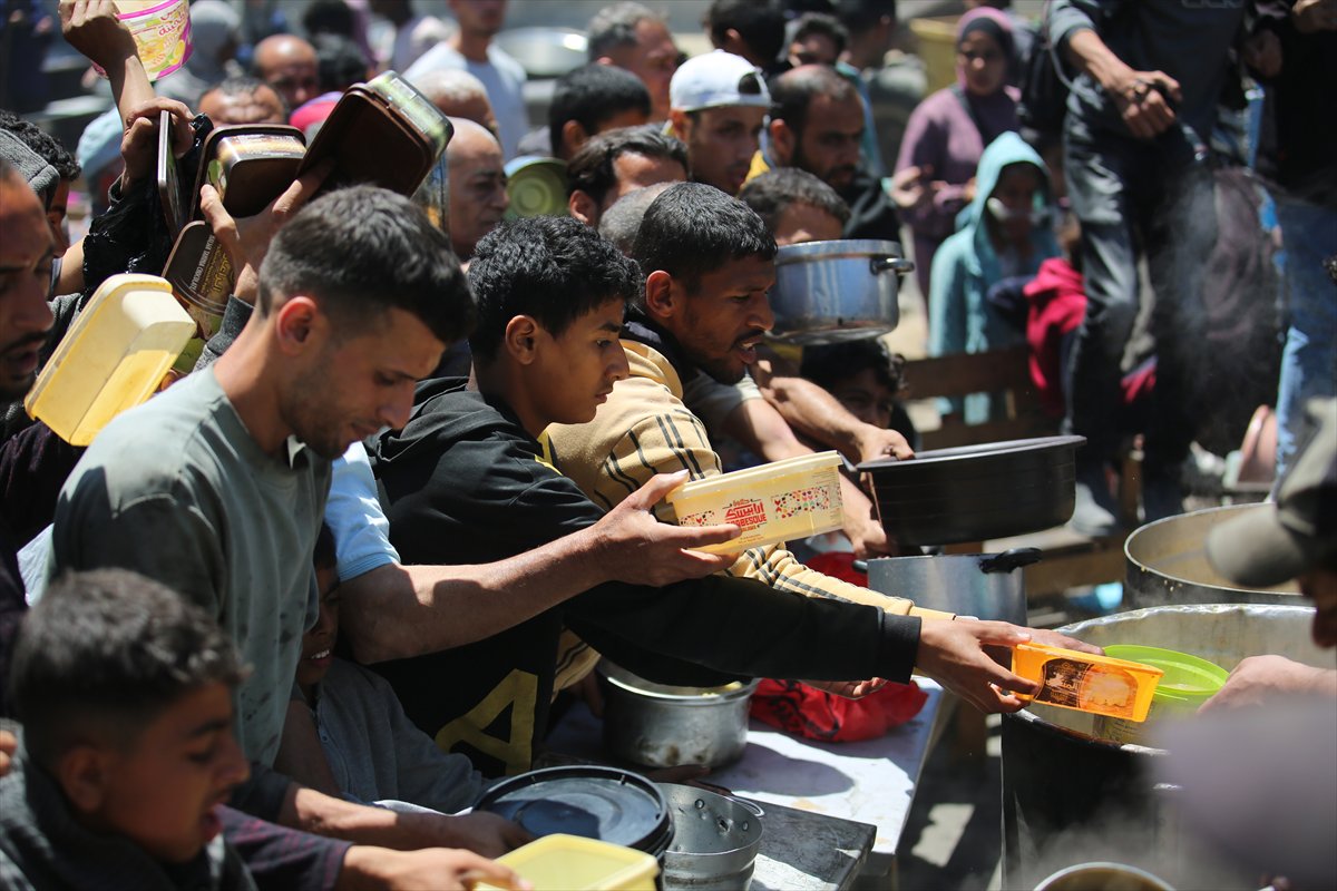 İsrail saldırıları altındaki Gazze'de, Filistinlilere sıcak yemek dağıtıldı