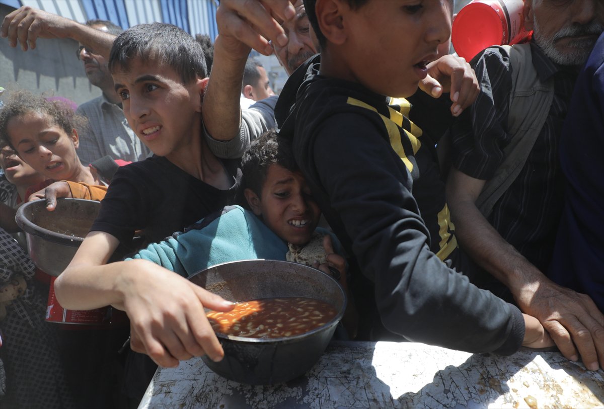 İsrail saldırıları altındaki Gazze'de, Filistinlilere sıcak yemek dağıtıldı