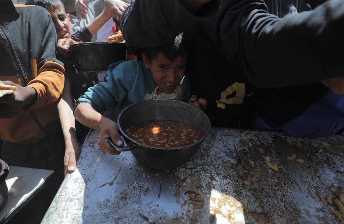 İsrail saldırıları altındaki Gazze'de, Filistinlilere sıcak yemek dağıtıldı