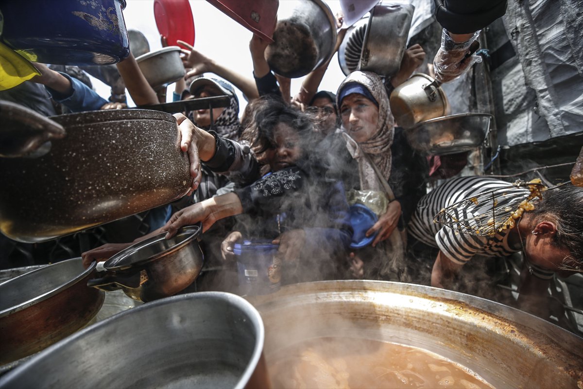 Gazze'de Filistinlilere sıcak yemek dağıtıldı