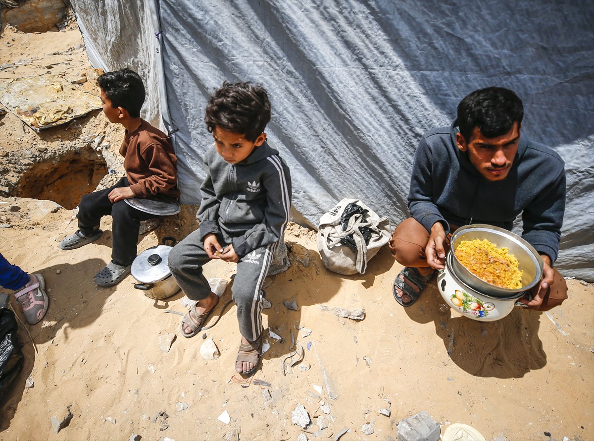 Gazze'de Filistinlilere sıcak yemek dağıtıldı