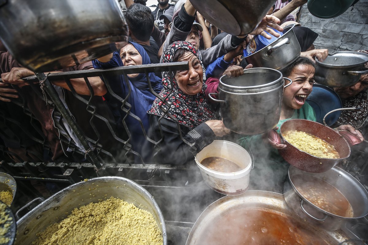 Gazze'de Filistinlilere sıcak yemek dağıtıldı
