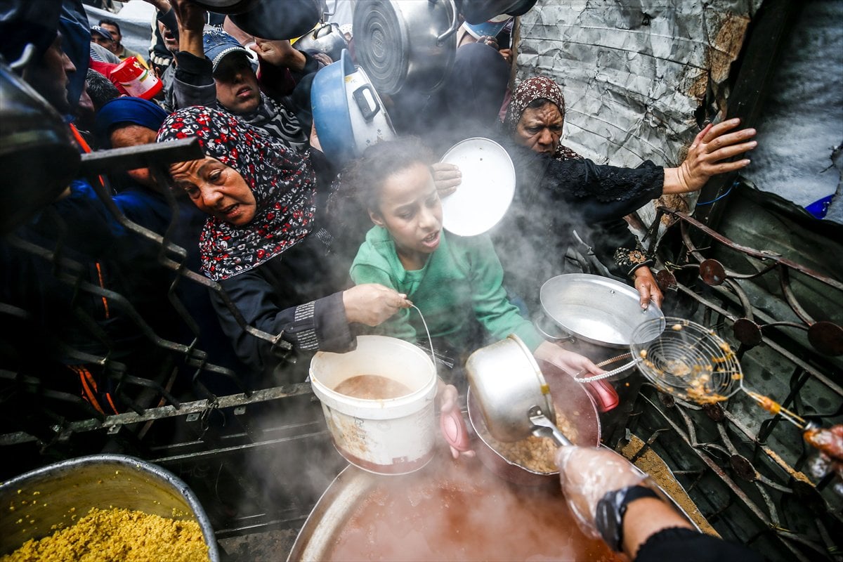 Gazze'de Filistinlilere sıcak yemek dağıtıldı