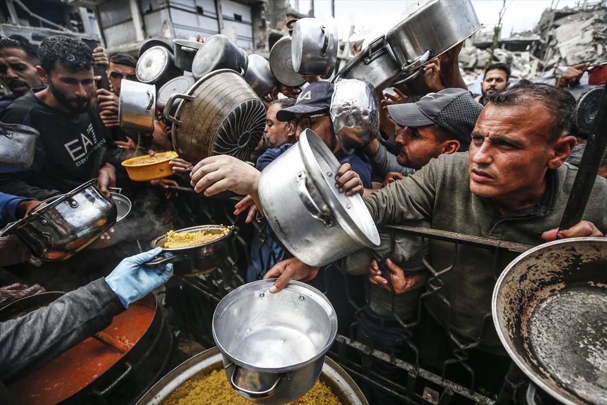 Gazze'de Filistinlilere sıcak yemek dağıtıldı