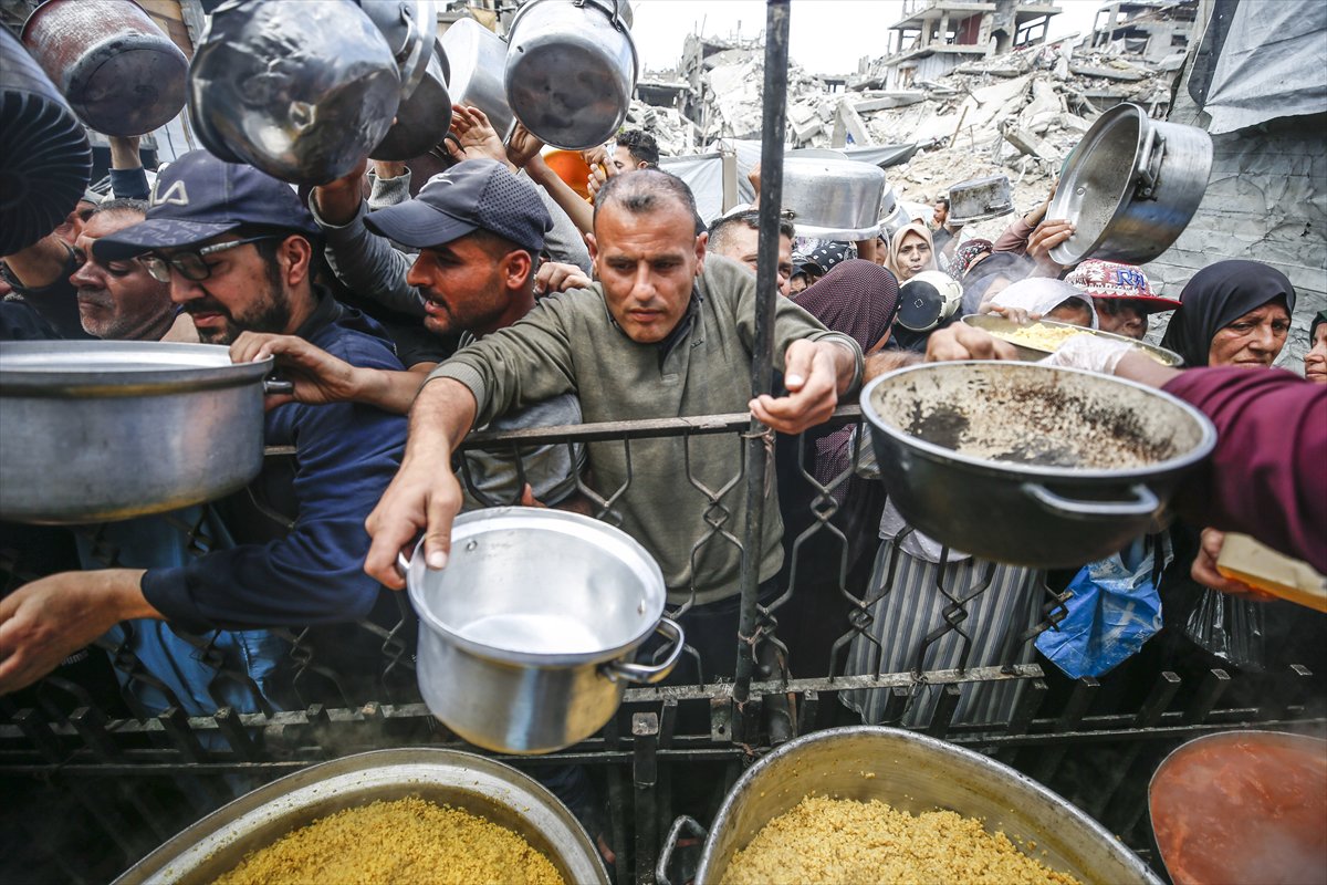 Gazze'de Filistinlilere sıcak yemek dağıtıldı