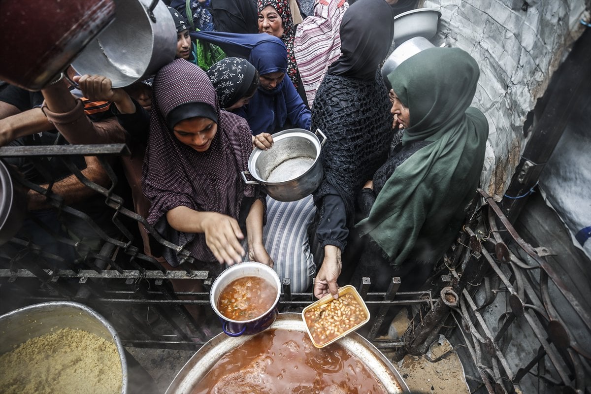 Gazze'de Filistinlilere sıcak yemek dağıtıldı