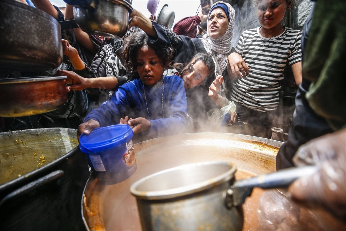 Gazze'de Filistinlilere sıcak yemek dağıtıldı