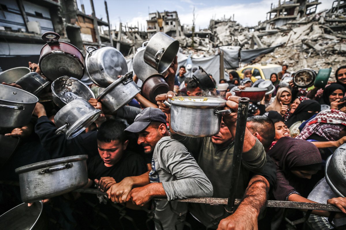 Gazze'de Filistinlilere sıcak yemek dağıtıldı