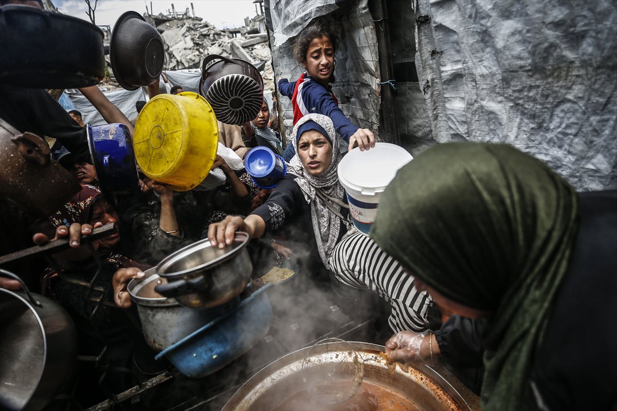 Gazze'de Filistinlilere sıcak yemek dağıtıldı